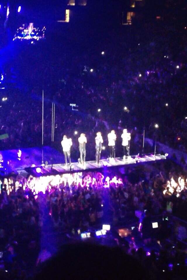jacmachat's tweet photo. Might’ve gotten made fun of for loving these boys too much &amp; had a secret fanpage with close to 20k followers but these were really one of the happiest times of my life creating memories &amp; friendships 🤍💜 also don’t text me thx #onedirection10years https://t.co/L7oyDh5kSl