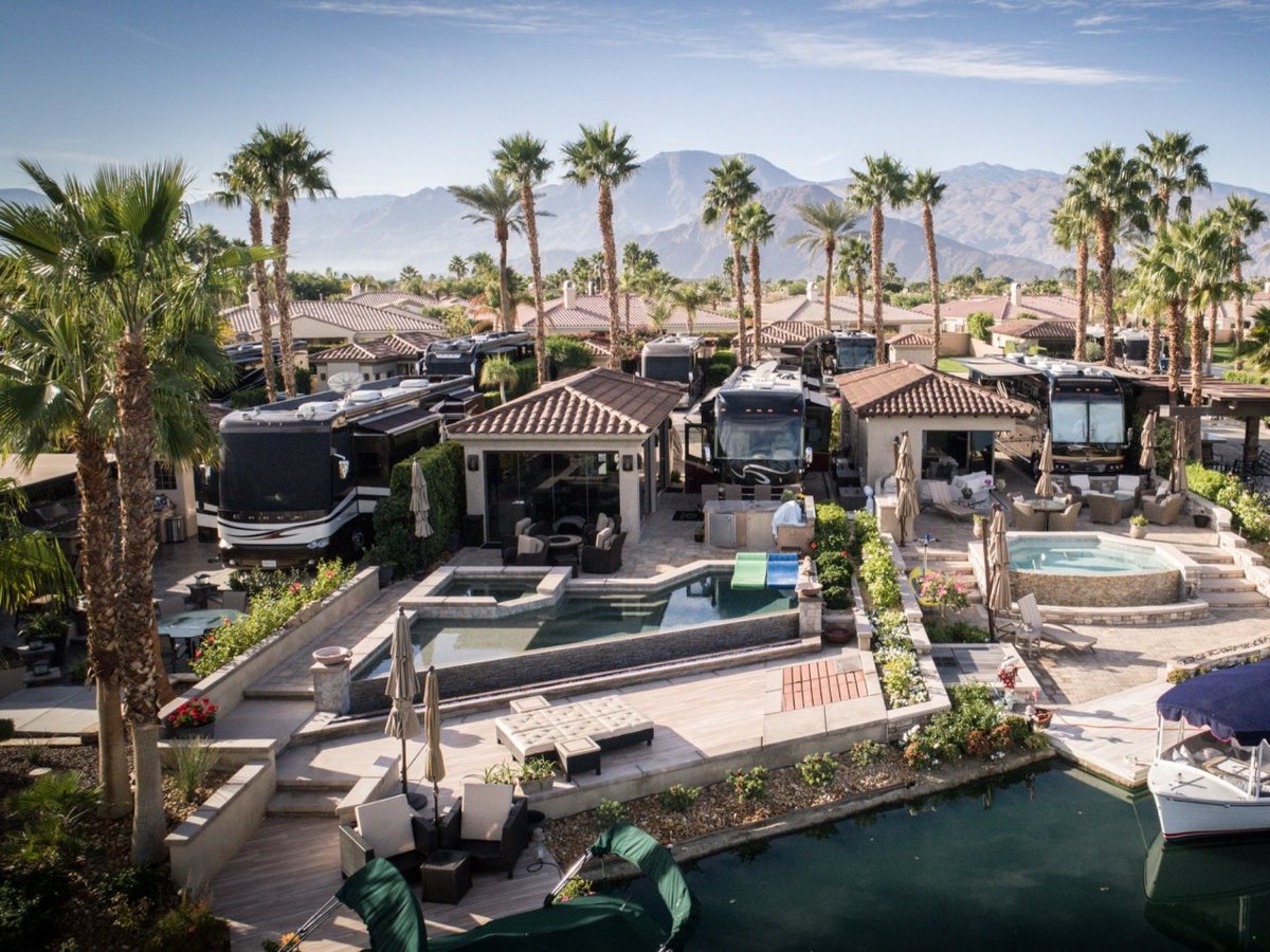 Take a look inside the top luxury RV resort in the US, where lots sell for up to $800,000 and come with infinity pools and private boat docks. businessinsider.com/rv-resort-moto…