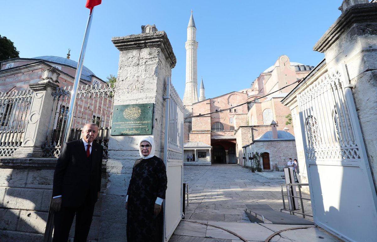 Cumhurbaşkanı <a href="/RTErdogan/">Recep Tayyip Erdoğan</a>, yarın kılınacak cuma namazı ile 86 yıl sonra ibadete açılacak olan Ayasofya Camii'nde incelemelerde bulundu.