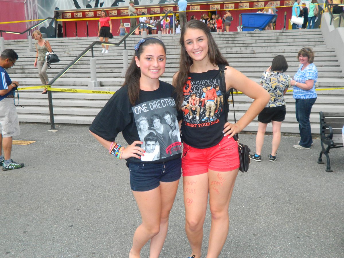marisatascaa's tweet photo. pov it’s 2013 and me and @juliamuzzio r getting ready to go into a 1D concert while our moms wait outside.. wondering if they will notice us 🤭 https://t.co/miHDK2pKQ7