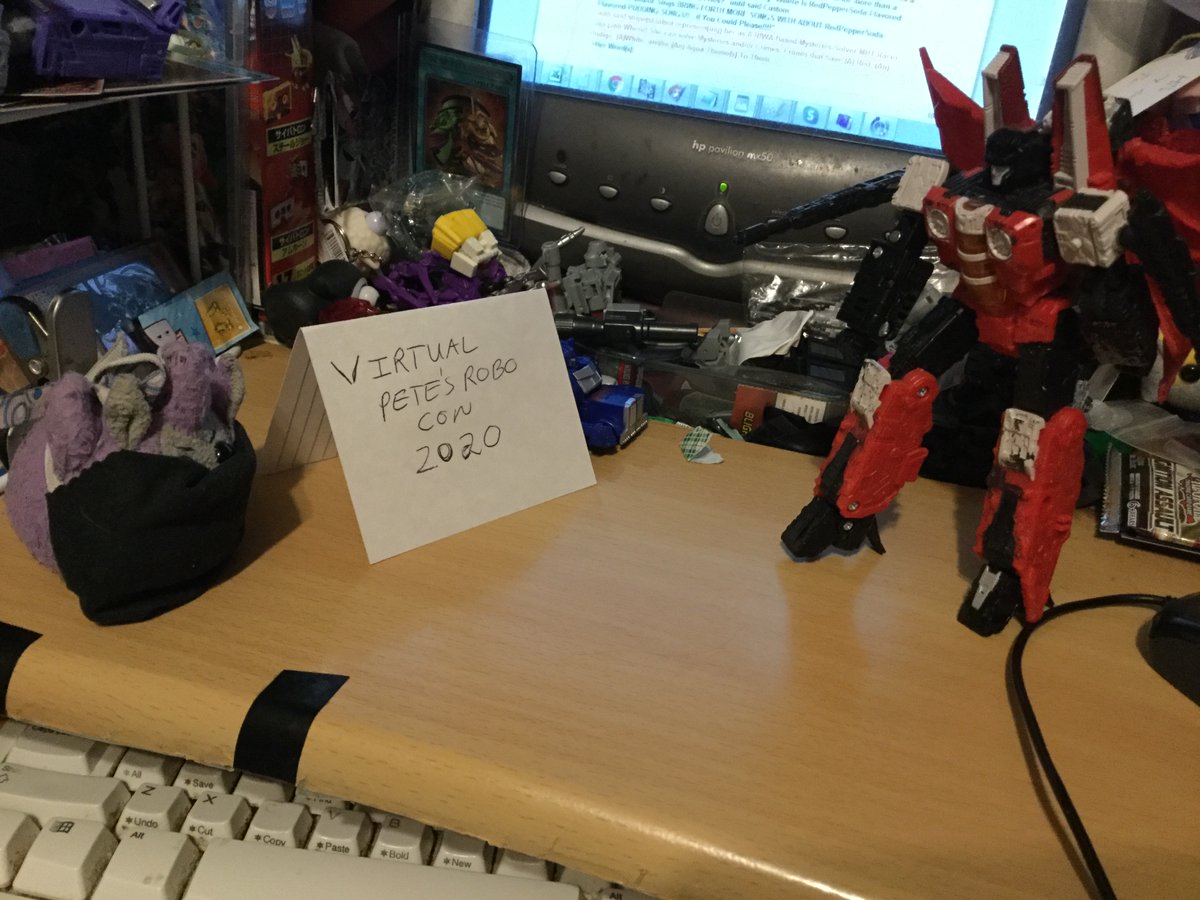 Transfan2's tweet photo. @NightShiningPR @JesseWittenrich
Puggle IDW Galvy:I made A Sign for #VirtualPetesrobocon &amp; 2021 one, Redwing!|RW: Neat Galvy, but what is this? / G: I made it!|RW:OH!
  #PugglesTalk #PIGFVRTFs #Redwing #PGLRW #PIGNRW #PGLNRW #PGLRW  #PGLPRCN #PetesRobocon #Robocon #PGLVTLPRCN https://t.co/gO4uoH9DFx