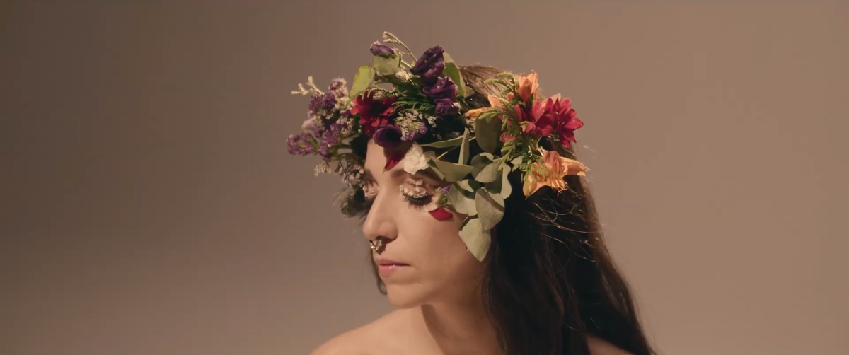 «Desde que me vi liberada en un otoño eterno
me gusto para mí,
me gusta el mí sin ti.
Vuelve a atardecer
y ahora soy quien quiero ser»

Bely Basarte – Flores y vino