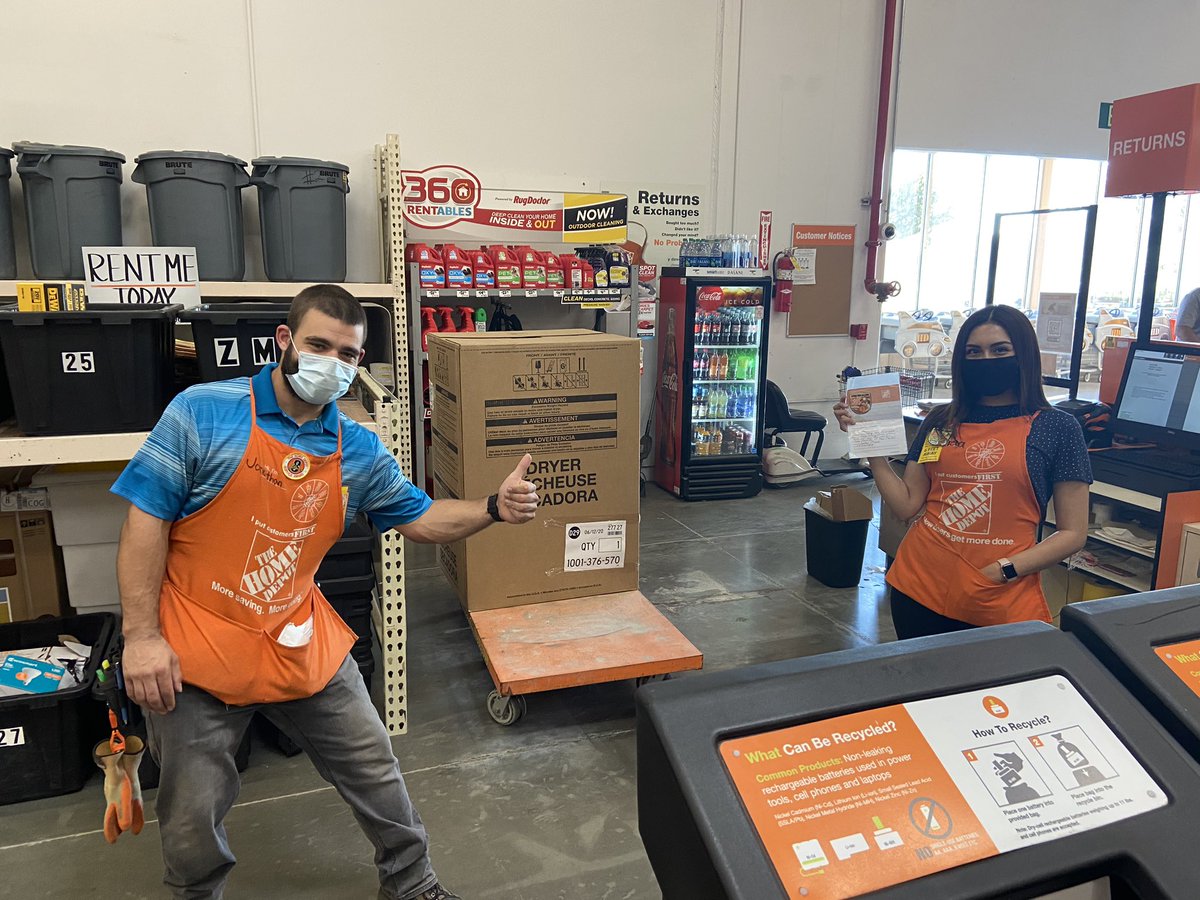 JRCantu16's tweet photo. Congratulations to curbside Lucia for being employee of the month👊🏽💥@LeahVienhage @THDdiego @JasonBallDM198 @JonathanMayhak @DederaThomas https://t.co/B05YzVMKt8