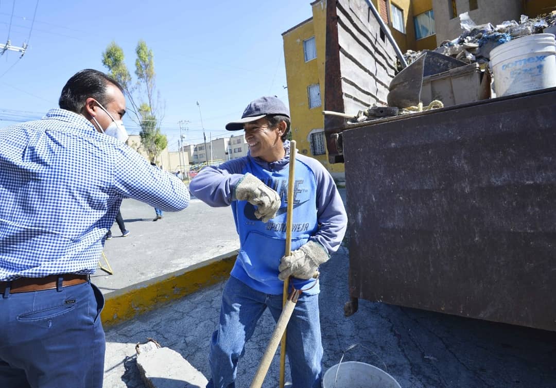 TassioEca's tweet photo. #JornadaDeLimpieza 🚮

Lo prometido es deuda |Todos le entramos a la faena en la colonia #Monera. 
¡Nuestros fraccionamientos deben reflejar seguridad y limpieza!
#Contigo#DeCorazón 💚 https://t.co/khcoAwJM8Y