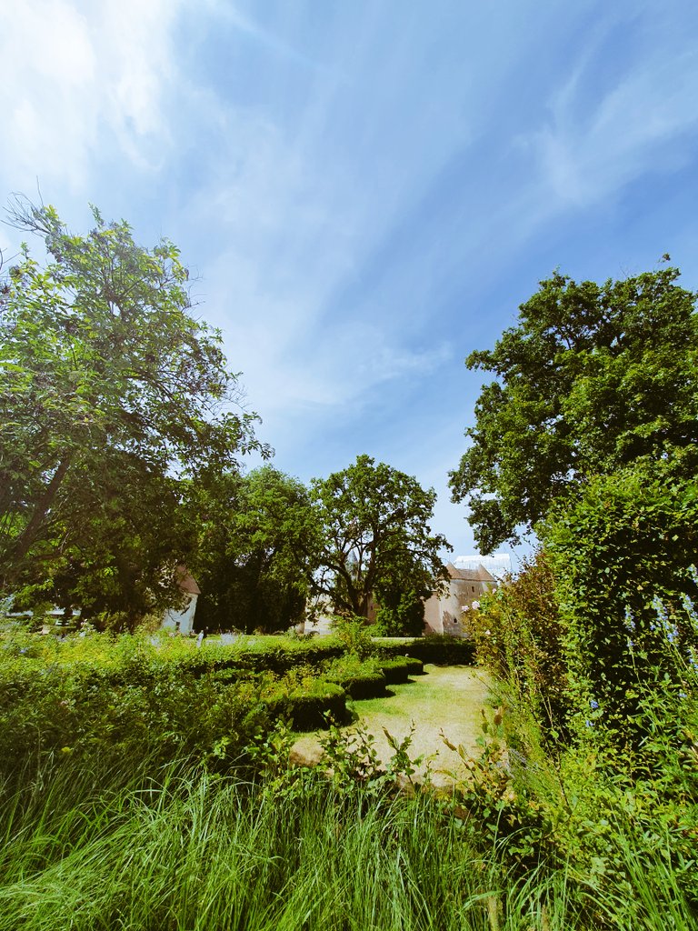 Rich_Art1's tweet photo. Le #château @C_AinayLeVieil est un château médiéval construit au XIVe siècle sur l'emplacement d'une forteresse du XIIe siècle, en #Berry. Il fut la propriété de #JacquesCoeur et maintenant celle des descendants du ministre #Colbert. 
Situé au Sud du Cher
#AVisiter https://t.co/0drK6BRjmG