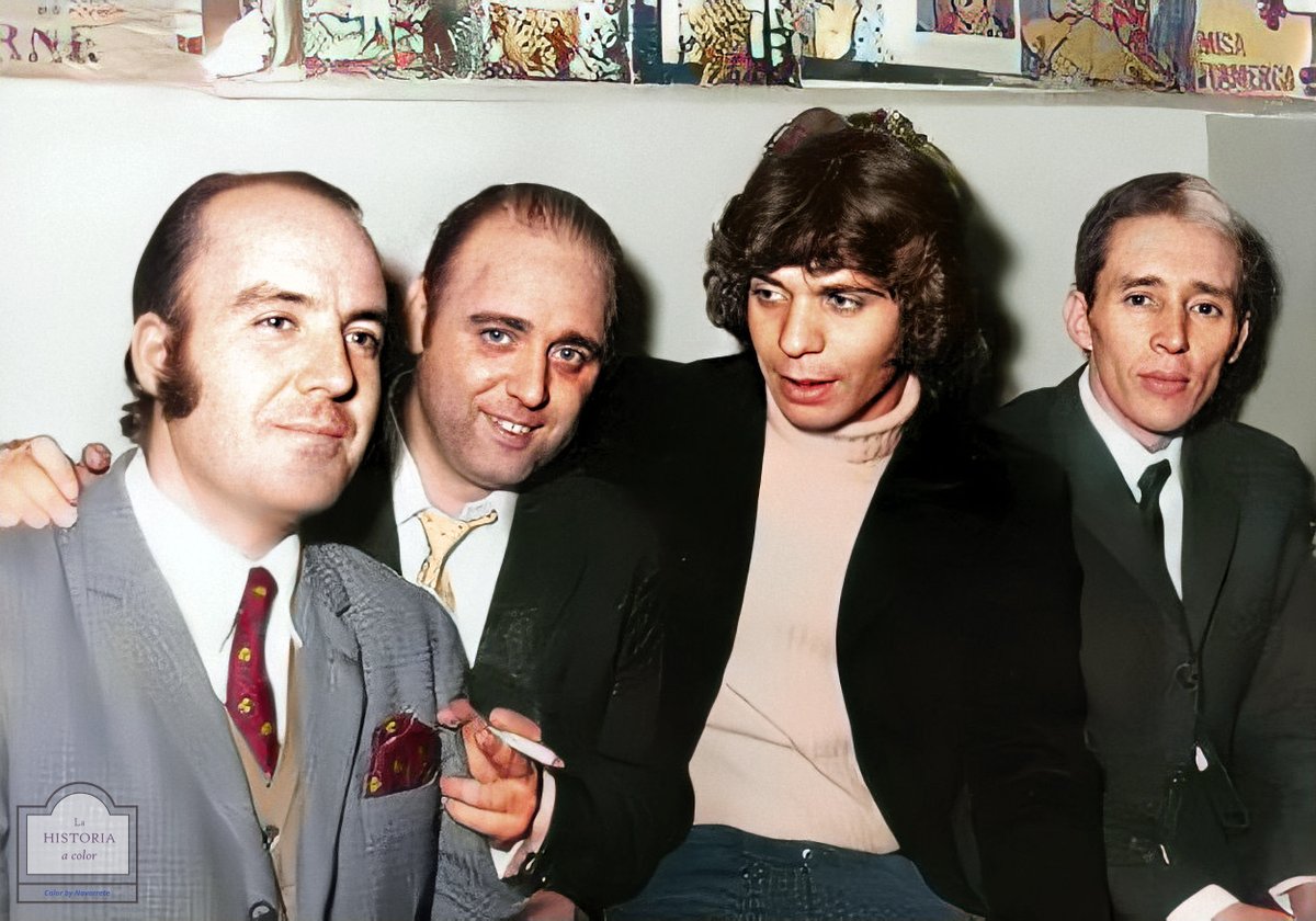 Chiquito y Camarón. Ignoro dónde y cuándo. Aunque puedo lanzar una hipótesis: En los estudios de RNE alrededor de 1970. Camarón estaba empezando a vivir sus primeros éxitos. Todavía tenían que pasar unos años hasta que grabase La leyenda del tiempo (1979).