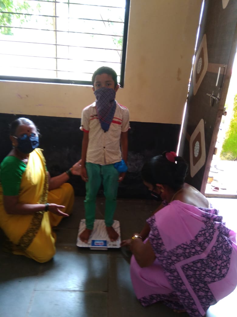 PoshanRaigad's tweet photo. Growth monitoring cn detect nutritional&amp;other health problems tht wud otherwise go unnoticd even if #Child is not sick.
Our dedicatd #Anganwadi Workers &amp; Helpers r focusing on same,wid all precautionary measures.
#PoshanAbhiyaan
@MinistryWCD @MoHFW_INDIA
@PMOIndia @CMOMaharashtra https://t.co/RSNMkav9tF