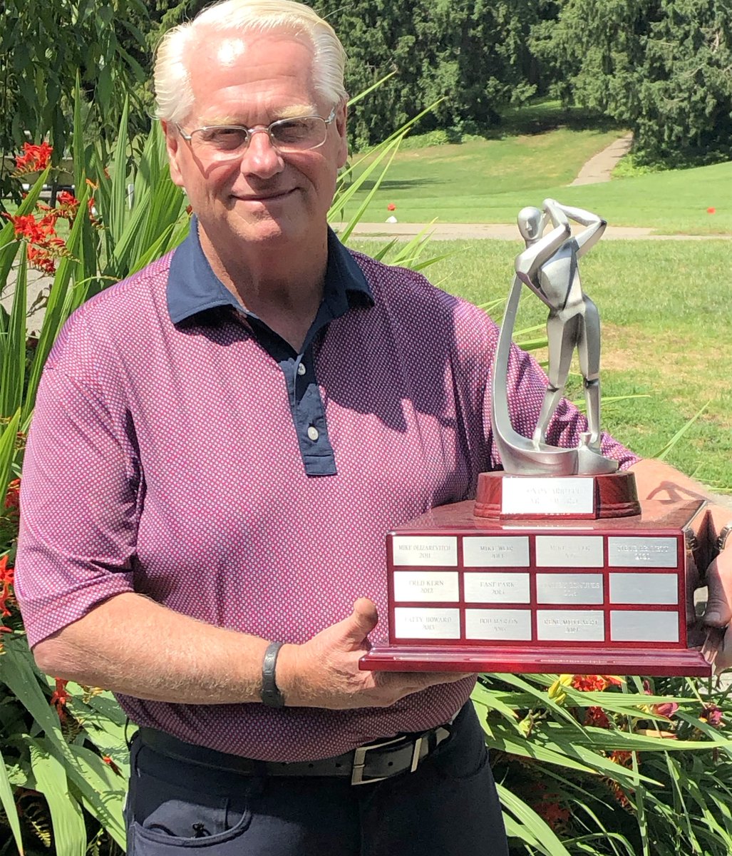 2020 LondonOntarioGolf.com Heart Award winner Steve Bennett of @CityGolfCourses takes time out today for a quick pic with the Heart Award, read his bio here londonontariosports.com/the-heart-awar…