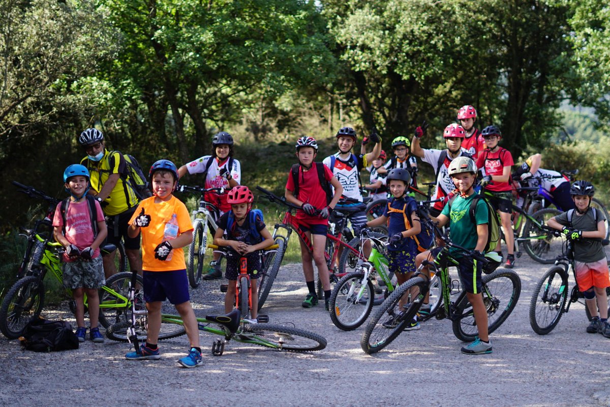 levelciclisme's tweet photo. 🔄🚴 Avui hem canviat de bicicleta i hem anat a explorar el súper entorn que tenim per acabar banyant-nos al gorg. Una suada amb premi final! 🏊 #EstiuLevel #EscolaTrial #Osona #Ciclisme @AjSantPere @ciclismecat https://t.co/DLlRPmhaez