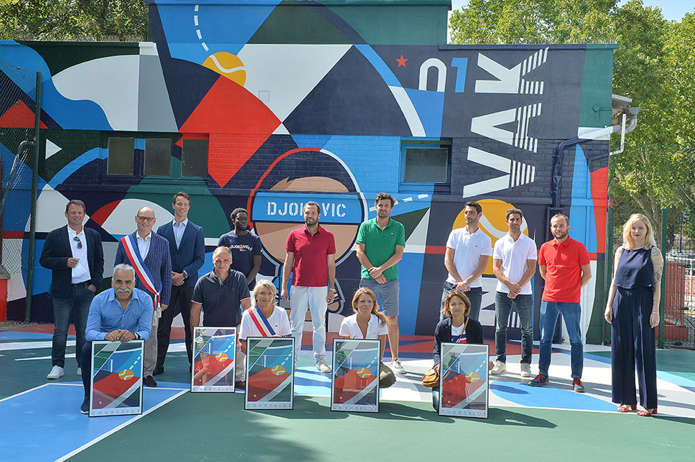 villeclichy's tweet photo. Ce matin, l'association Etendart (@TeamCourtside) a dévoilé le nouveau look du terrain de tennis 🎾 du stade Racine, entièrement rénové et décoré par deux artistes. 👏 

Avec le soutien de Clichy Mécénat, @DjokerNole et @LACOSTE.

👉 https://t.co/ZStK2be4Zr https://t.co/C8F1KzGNkF