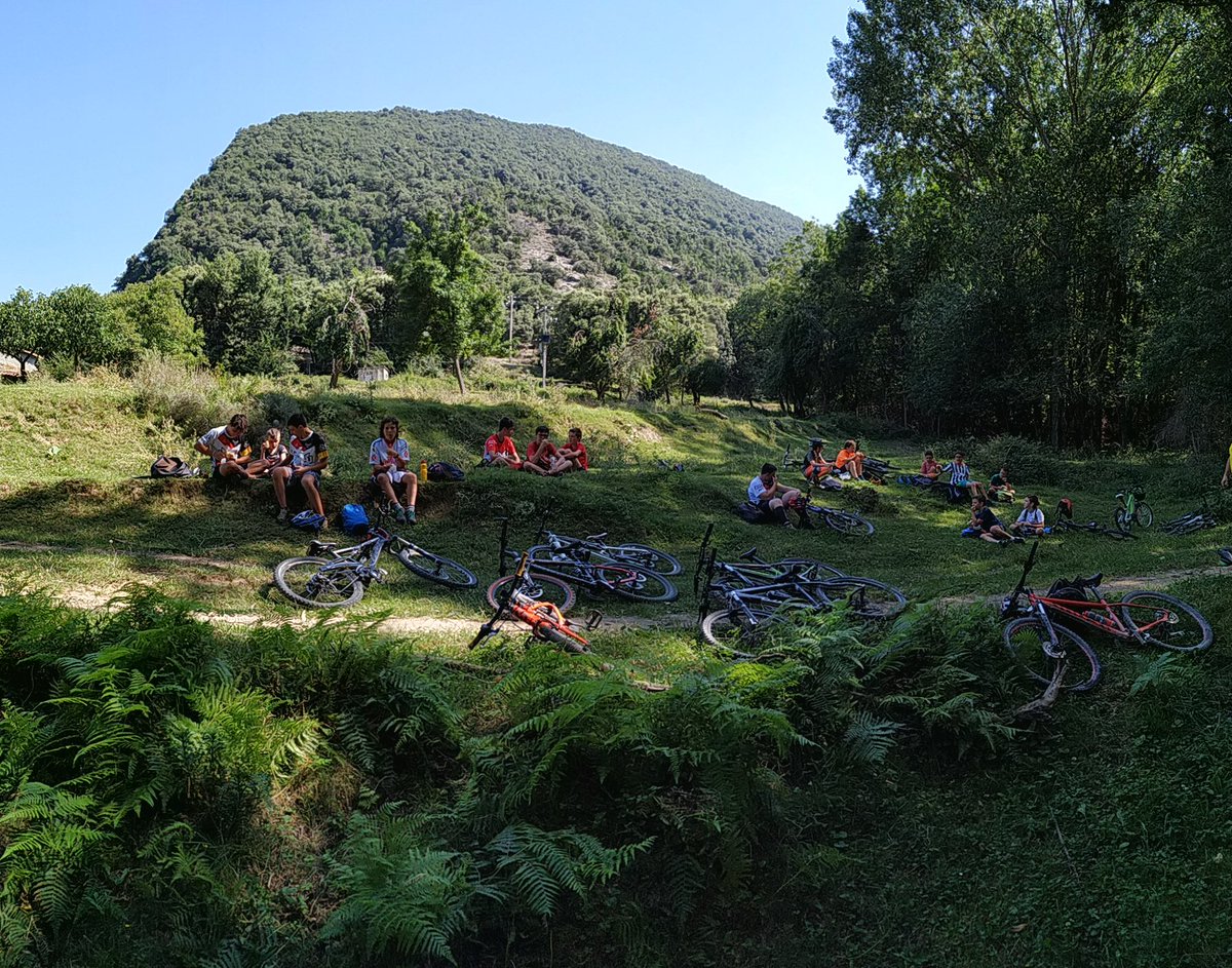 levelciclisme's tweet photo. 🔄🚴 Avui hem canviat de bicicleta i hem anat a explorar el súper entorn que tenim per acabar banyant-nos al gorg. Una suada amb premi final! 🏊 #EstiuLevel #EscolaTrial #Osona #Ciclisme @AjSantPere @ciclismecat https://t.co/DLlRPmhaez