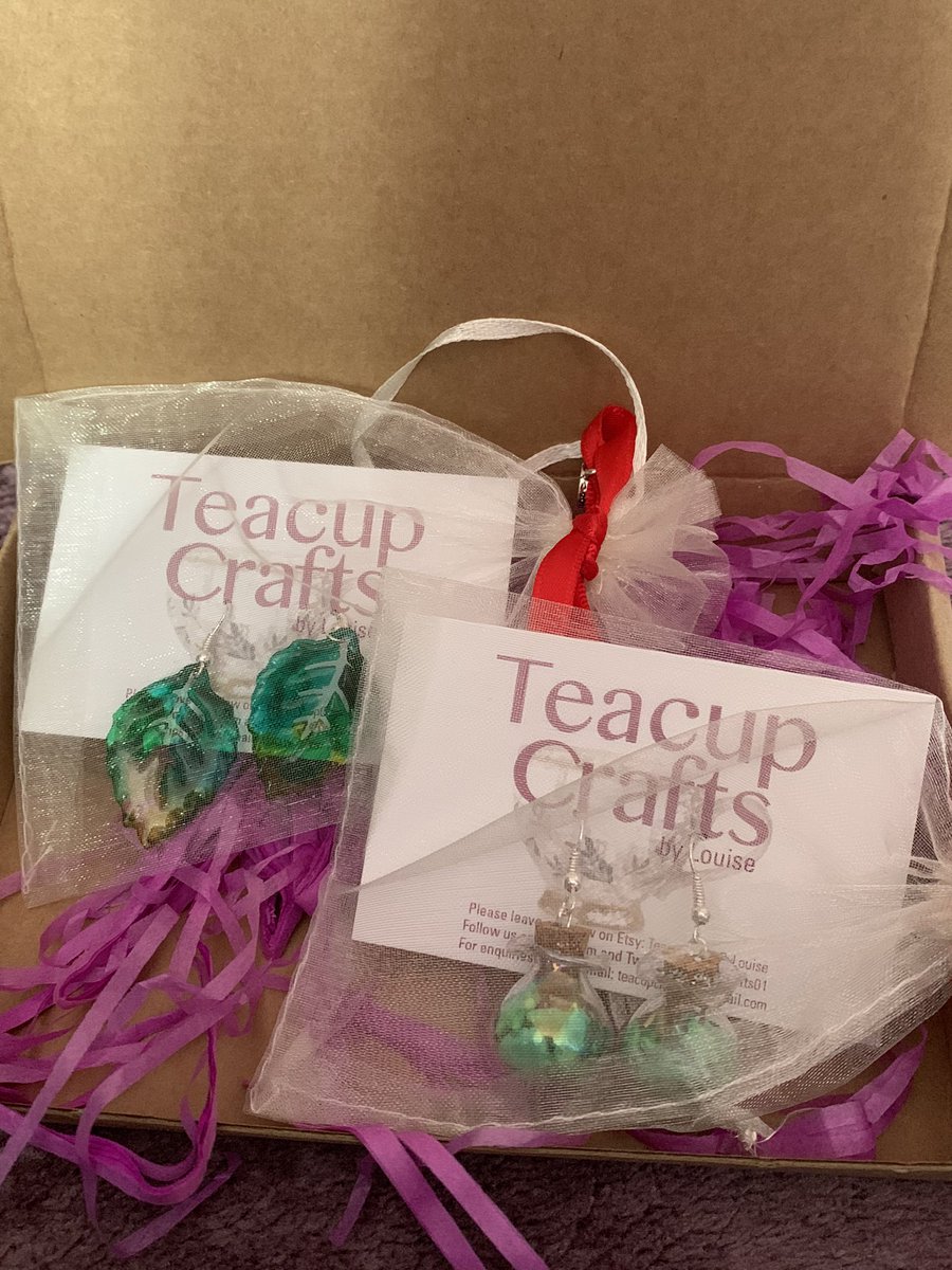 teacupcrafts01's tweet photo. Good evening #womaninbizhour it’s a lovely #thursday I hope everyone’s had a good day, here’s some earrings on their way to their new home as well as some #hearthoops listed on my #etsyshop 

https://t.co/gv0bApOQQA https://t.co/S4V17JM0Sg