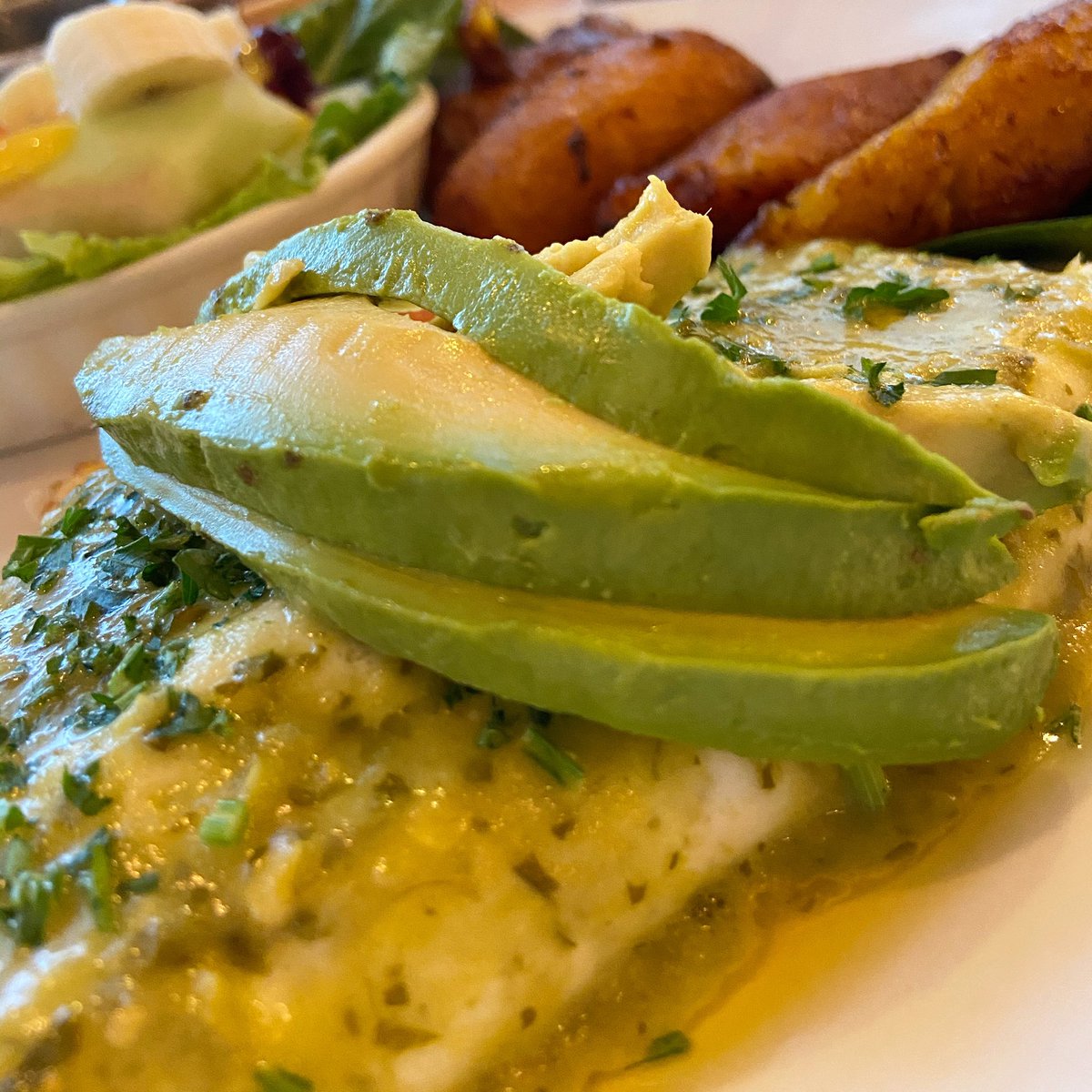vilonamichael's tweet photo. Egg White. Cilantro. Omelet. I rarely crave specific entrees BUT I could eat this dish @cafekacao @asiandistrictok everyday...incredible!!! Thanks @brycethompson42 for another fabulous meeting chatting about life and marketing! #twentyfortygoals #getvilorganized https://t.co/kbhZZKi8oy