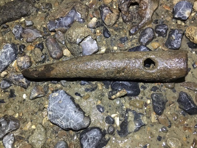 StefanoAmbrogi1's tweet photo. A pre-historic mattock or #Thames pick I found on last night's v low tide on the banks of the river. Either Mesolithic, Neolithic or early Bronze Age. Made from deer antler, the handle was bound via the hole creating a pick-like tool. Recording #mudlarking #mudlark #archeology https://t.co/2NZdVxPxRm