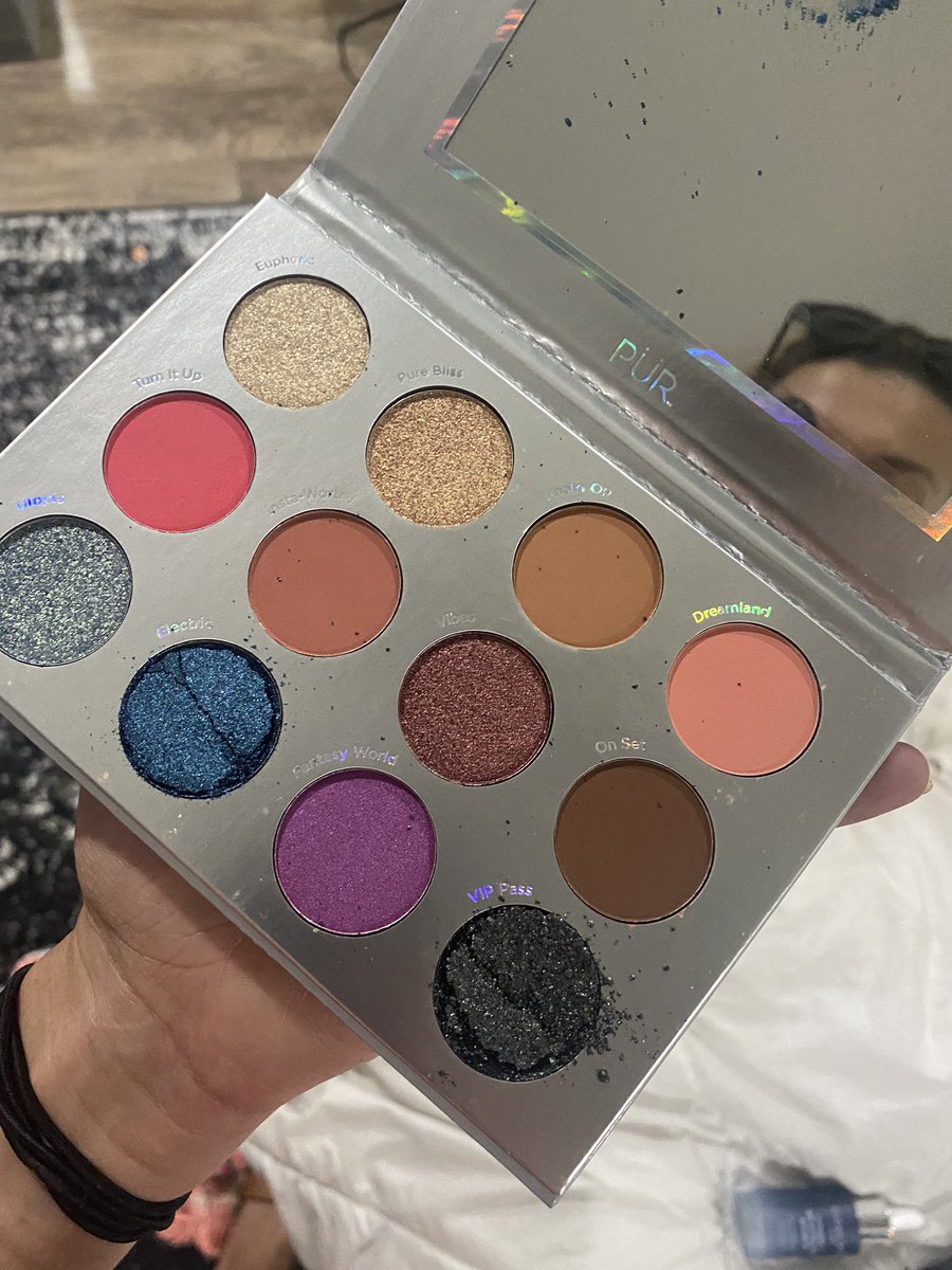 itmebritta's tweet photo. @boxycharm  is it possible to send this one back and have it replaced, my two favorite colors cane shattered 😭 @PremiumBoxy https://t.co/JEdSebrF5r
