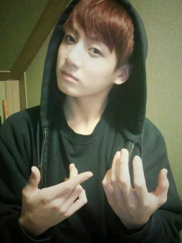 kookie really went on twt and “proposed” to yoongi on his birthday and imitated yoongi pose