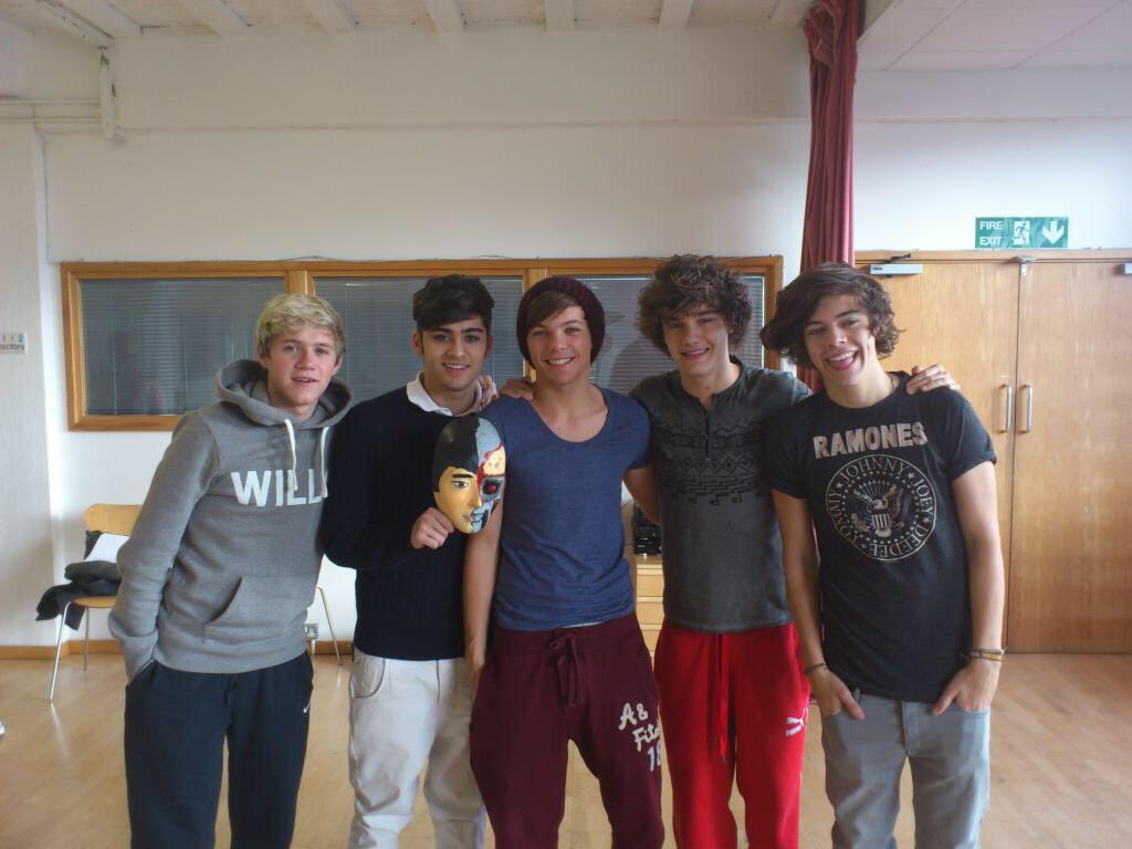 tmhthaila's tweet photo. my best memories came from you @onedirection. i’m eternally grateful for this period in my life and to have been able to grow up in the era of ONE DIRECTION 🥺 thanks for making me the happiest girl 🤍 #10yearsofonedirection #10yearsof1d https://t.co/cG9KRK0rbD