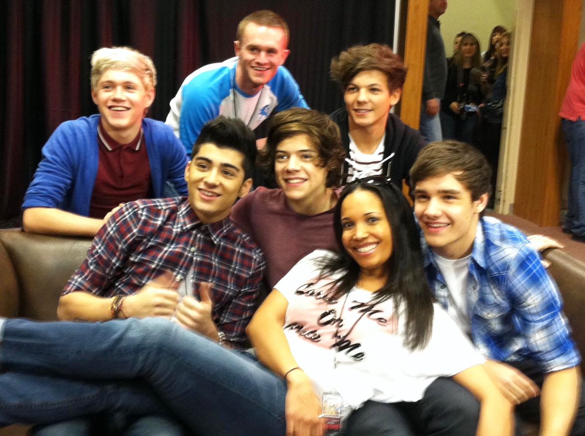 SykeOnAir's tweet photo. This was from @OneDirection’s very first promo run in America. Really crazy to think that at one point, they were appearing at malls! I had no idea what I was getting myself into that day, but I knew I would wind up being a small part of history!! 🥳 #10YearsOfOneDirection https://t.co/3lhoERb9fP