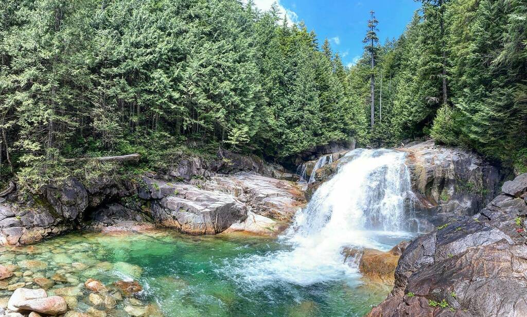 tee_ello's tweet photo. a quick getaway. can’t wait to go back https://t.co/tEayAyzPEv https://t.co/TZL24kDJQ4
