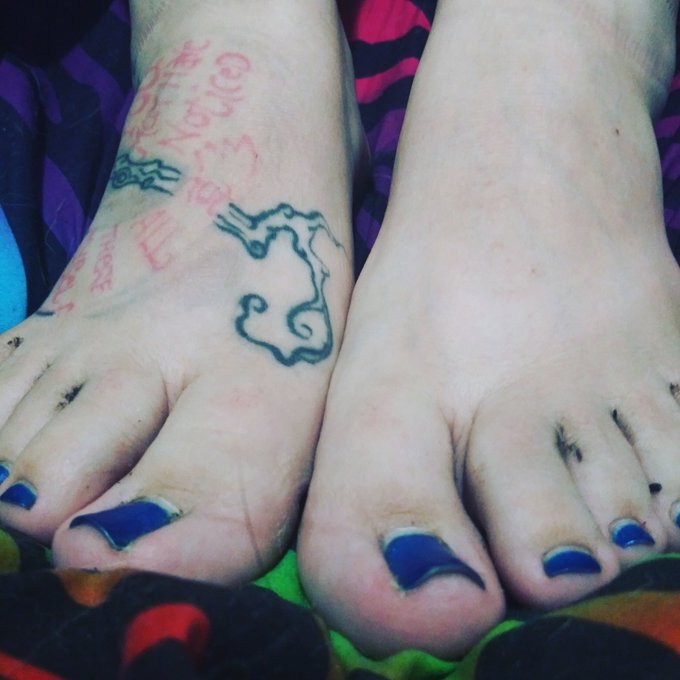 Working all day long has got my feet so dirty!! #solesandtoes #softfeet #sockfetish #footarch #footworshippingnation<a href="/tag/sockfetish"class="tags"><span>#sockfetish</span></a><a href="/tag/dirtyfeet"class="tags"><span>#dirtyfeet</span></a><a href="/tag/footfettish"class="tags"><span>#footfettish</span></a><a href="/tag/sweatyfeet"class="tags"><span>#sweatyfeet</span></a>