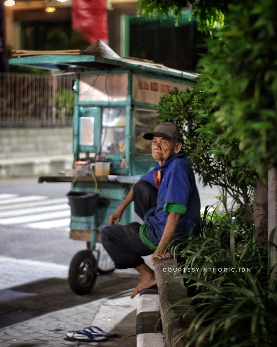 thorictwit's tweet photo. Pak Min || beliau berusia 88 Tahun, tapi masih bersemangat berniaga, tanpa meminta minta... pak Min Bakso Jualan di Area Gladag Solo ke utara sekitar jam 19.30 https://t.co/2xG4MCYjLs
