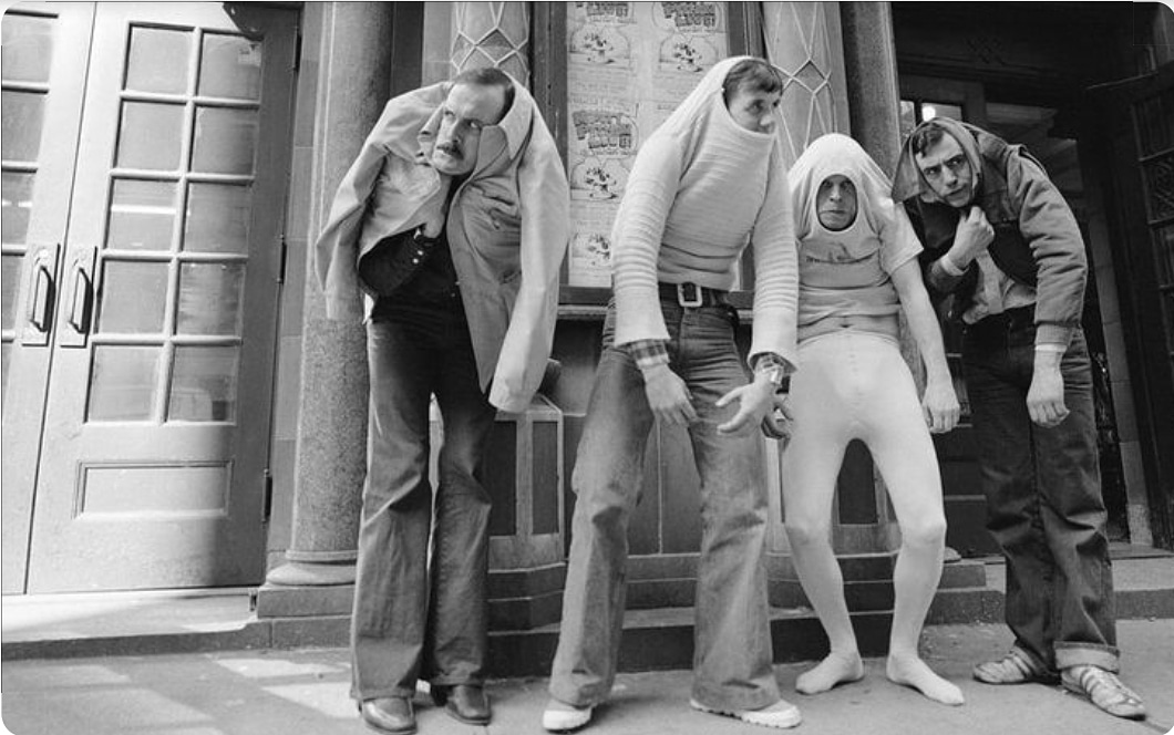 JohnCleese's tweet photo. Blending in to avoid the paparazzi! 1978 @montypython #tbt https://t.co/oRFu3LfIKC