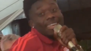 Falo tudo isso com muito pesar, sou fã do Thiago desde o Barça, tive camisa dele na sua primeira temporada de Bayern. É um dos meus jogadores preferidos de sempreAinda espero que ele ganhe a UCL no Bayern e torço para que permaneça, apesar de improvável. É nós 