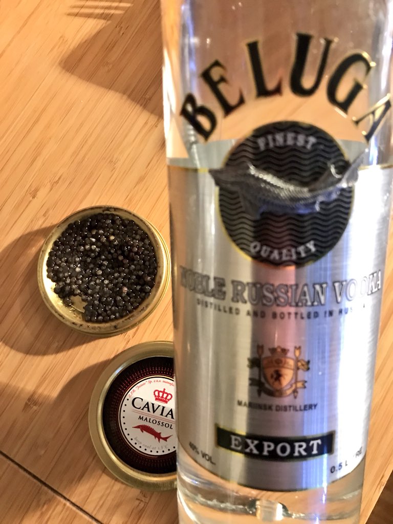 Nos trajeron esta vodka y caviar..para probar... y pues esta mejor la vodka! 😋😜 caviar es osetra ( salty y musky) #NYSommeliers 🍸😍