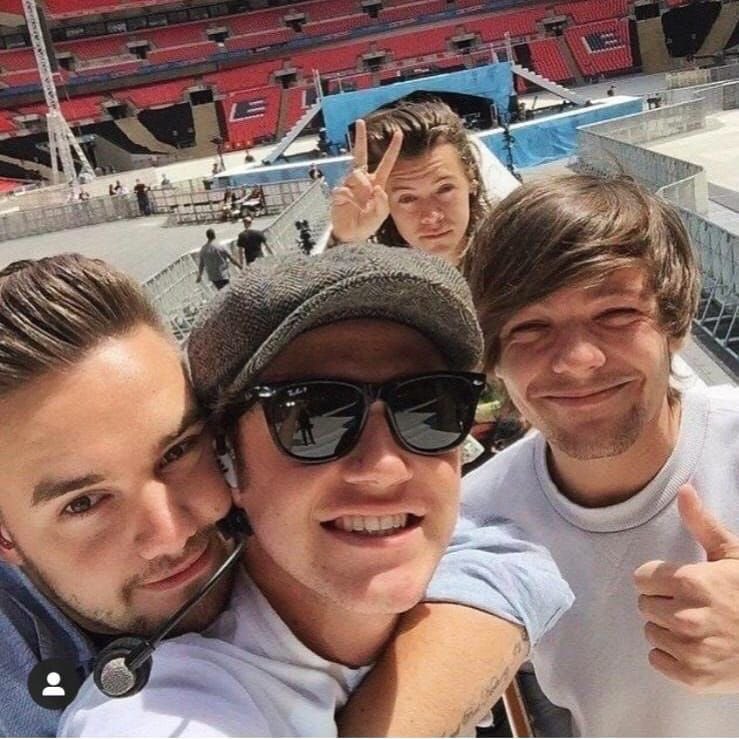 temporaryix's tweet image. gracias por acompañarme en una parte importante en mi vida , mi infancia , son realmente personas maravillosas, los amo         #10YearsOfOneDirection