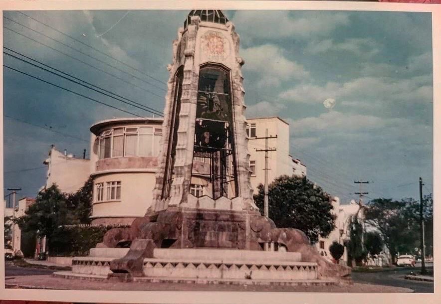BJAlcaldia's tweet photo. Recuperamos la “Fuente de Sevilla”, patrimonio arquitectónico de nuestra alcaldía que data de la década de los años 20, en la colonia Insurgentes Mixcoac. Después de 50 años sin mantenimiento volverá a lucir sus vitrales y materiales originales restaurados. https://t.co/lwJYHvCKnq