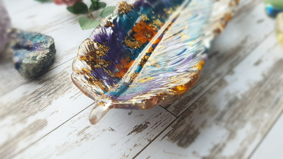 Hi all! My shop is open this Saturday from 19:30 for 24 hours only! Lots of new pieces will be available! I hope you can join me x
#maiaandthewildflower #QueenOf #SBSwinner #resinart #resinartist #preservedflowers #flowerpreservation #handmade #maker #botanicalresinart #creator