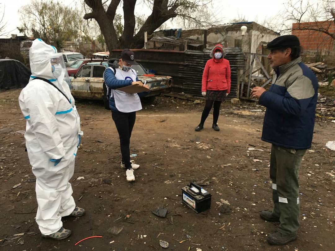 movmayo_quilmes's tweet photo. AHORA | Nuestrxs compañeres en el Barrio Villa Lujan en la búsqueda activa de casos de COVID -19 dentro de operativo #DetectAr
 
Hoy más que nunca necesitamos el compromiso de todxs. 

#QuedateEnCasa

@GustavoLappano
@EliArzamendia
@rominadelsol 
@Movimiento_Mayo https://t.co/8ndGoTba8W