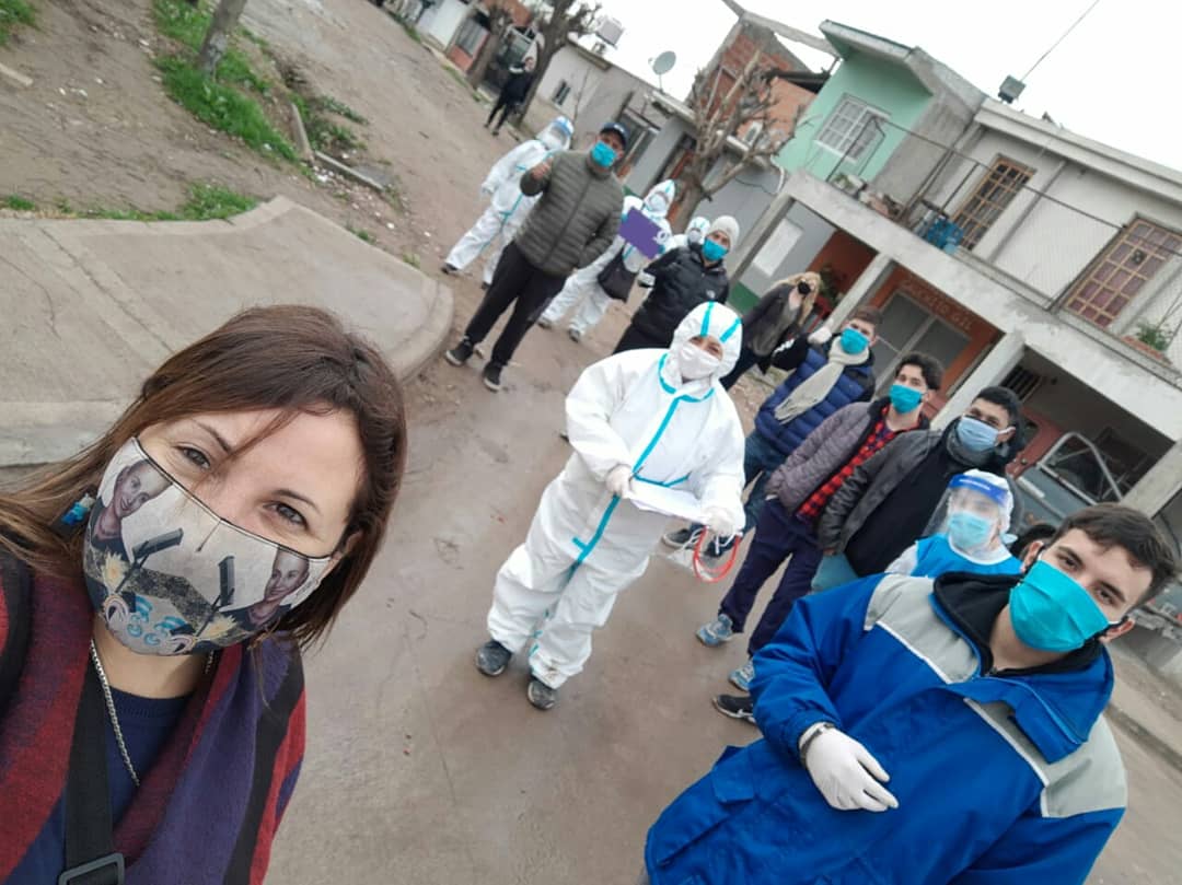 movmayo_quilmes's tweet photo. AHORA | Nuestrxs compañeres en el Barrio Villa Lujan en la búsqueda activa de casos de COVID -19 dentro de operativo #DetectAr
 
Hoy más que nunca necesitamos el compromiso de todxs. 

#QuedateEnCasa

@GustavoLappano
@EliArzamendia
@rominadelsol 
@Movimiento_Mayo https://t.co/8ndGoTba8W