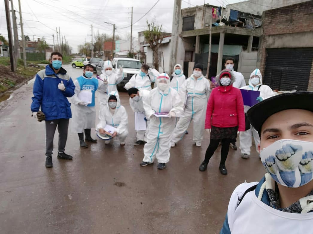 movmayo_quilmes's tweet photo. AHORA | Nuestrxs compañeres en el Barrio Villa Lujan en la búsqueda activa de casos de COVID -19 dentro de operativo #DetectAr
 
Hoy más que nunca necesitamos el compromiso de todxs. 

#QuedateEnCasa

@GustavoLappano
@EliArzamendia
@rominadelsol 
@Movimiento_Mayo https://t.co/8ndGoTba8W