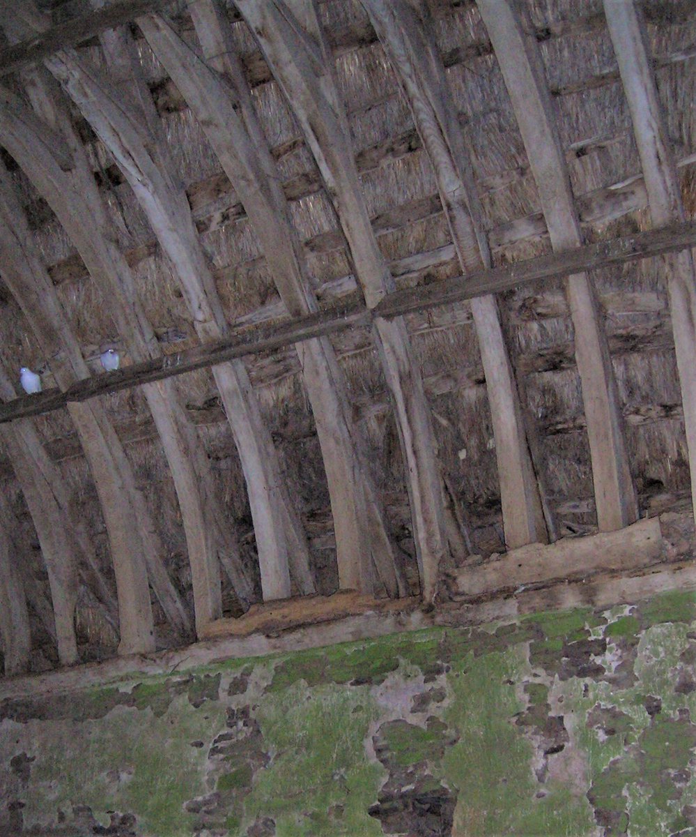 VArchGroup's tweet photo. The 15C detached chapel at Bury Barton (perhaps the best collection of historic and vernacular buildings in Devon, dating from early 14C to late 19C). Original wagon roof. Fine quality medieval rubblestone masonry, oak-framed doorway. #VirtualVernacular https://t.co/VAm36Y12FX