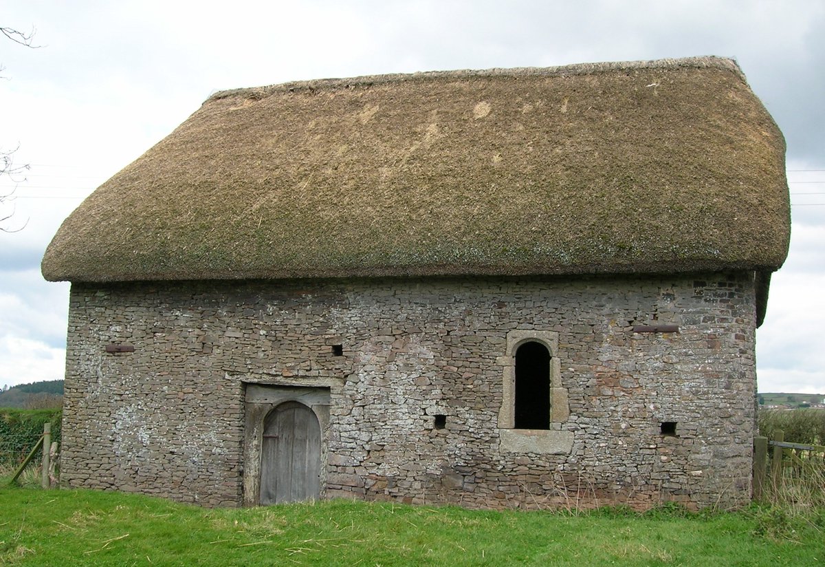 VArchGroup's tweet photo. The 15C detached chapel at Bury Barton (perhaps the best collection of historic and vernacular buildings in Devon, dating from early 14C to late 19C). Original wagon roof. Fine quality medieval rubblestone masonry, oak-framed doorway. #VirtualVernacular https://t.co/VAm36Y12FX