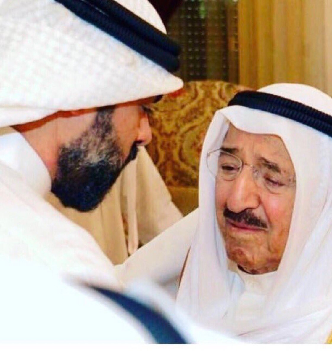 عمّتْ الآحزان من حُزن الكويت
من لفانا العلم في هذا الصَباح .. 🇰🇼

ياعسى الافراح تسكن كل بـيـت
وكُلّ شرْ يزول عن آل الصُباح ..   🇰🇼

أنت فخر وتاج فينا ما حـيـيـت
وانت رمز(ن) للمحبه والسماح " 🇰🇼