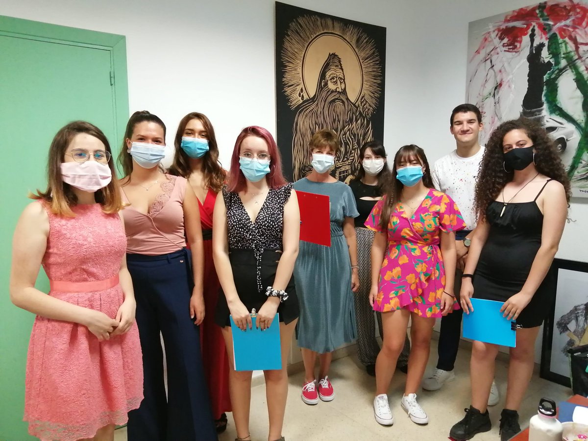 EscuelaTelmo's tweet photo. Ayer día 22 de julio cerramos el curso con la celebración de la primera graduación online de San Telmo, de nuestro alumnado de Bachillerato de Arte. Enhorabuena a todas y todos por el trabajo y esfuerzo realizado por despedirse de la Escuela, con un buen recuerdo. https://t.co/JaZoGhvHGE