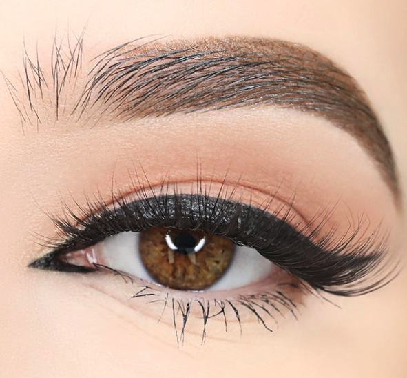 BenefitBeauty's tweet photo. Polished perfection 💝 @TheTaylorCherie curated her cat eye look using:
✨ #preciselymybrowpencil in shade 3.5
✨ #24hrbrowsetter
✨ #POREhydrate primer
✨ #theyrereal! mascara https://t.co/yIBFnqUA3A