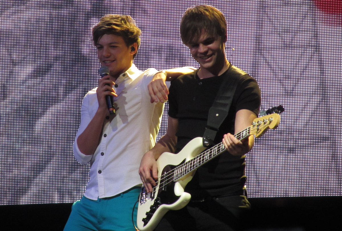 TheAffinityMag's tweet image. Appreciation post for One Direction’s bassist, Sandy Beales 💛
#10YearsOfOneDirection