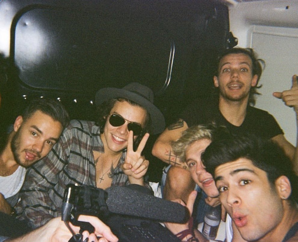 _summerskin_'s tweet photo. I realised they are never coming back I've never had a chance to see them together were never gonna see the 5 of them interacting with eachothers they are no longer the goofy teens that we fell in love with #10YearsOfOneDirection #10YearsOf1D #1DDecade #10YearsOf1DMoments https://t.co/ysVRvcsqDx