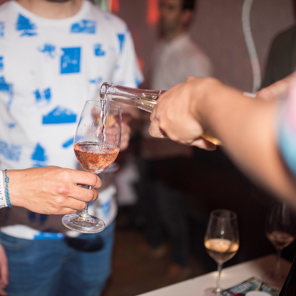 tastingriedel's tweet photo. Hoy nos hemos levantado en modo #Rosé. ¿Y tú, en qué modo te has levantado hoy?
--
#Tastingriedel #tastingevents #MyRiedel #wineglass #alquilerdecopas #MomentoRiedel @riedel_spain 
••
🔴Som #Euroselecció https://t.co/BWqiLGEyxS