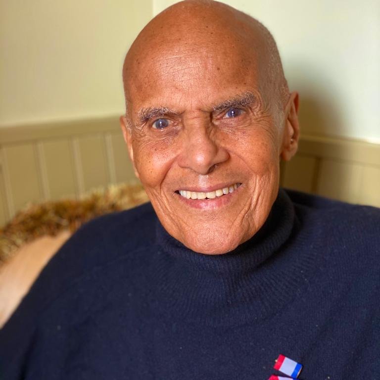 El Presidente de la República de Cuba otorgó a Harry Belafonte la Medalla de la Amistad, esta distinción constituye un reconocimiento a su trayectoria de solidaridad con Cuba y su respeto y admiración por el proceso revolucionario cubano.

#HarryBelafonteXCuba