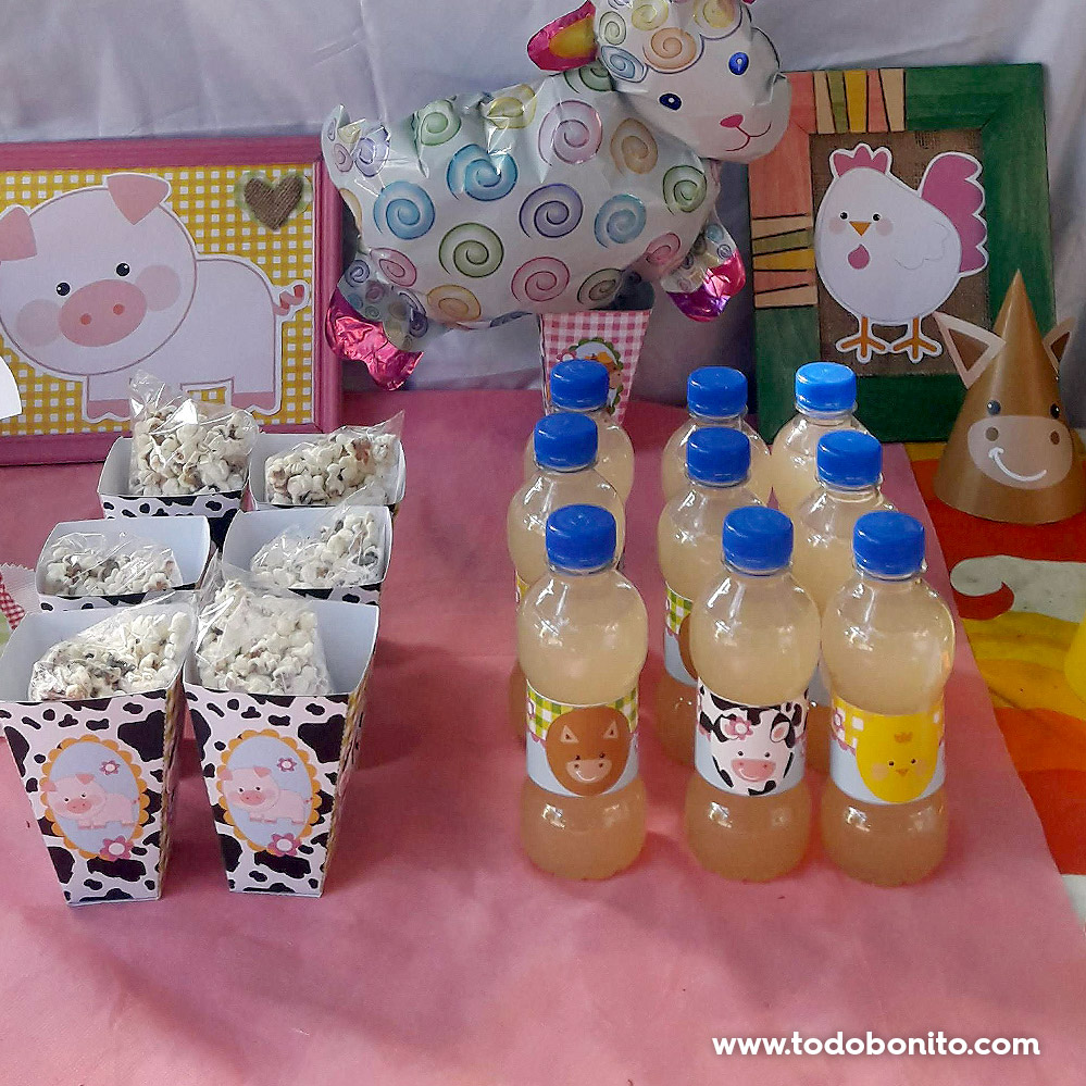 todobonito's tweet photo. Miren que lindos los detalles de #arpillera en los #banderines y las #botellitas. ¡La #torta llena de #animalitos quedó ideal! Muchas gracias Yani por volver a confiar en nuestros diseños para tus celebraciones. ♥♥♥ https://t.co/R26rZj2z4h