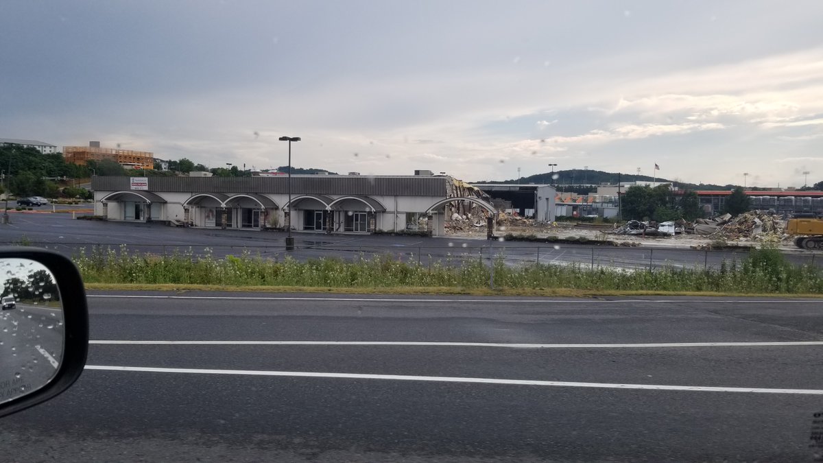 MikeHBLUE's tweet photo. Former SEARS Building…Every piece of property has its life cycle…Sorry to see this one go, but looking forward to what’s next! https://t.co/5aQIrBrrOz