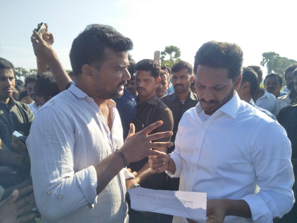 Vidyuth_Reders's tweet photo. @ysjagan @RajivKrishnaS పాదయాత్ర లో భాగంగా మా విద్యుత్ మీటర్ రీడర్స్ కి ఇచ్చిన ఈ ఒక్క మాట నిలబెట్టుకోండీ సర్.మా విద్యుత్ రీడర్స్ ని ఆదుకోండి.
#APVidyuthMeterReaders
#APMeterReaders https://t.co/SuHXdOHaiv