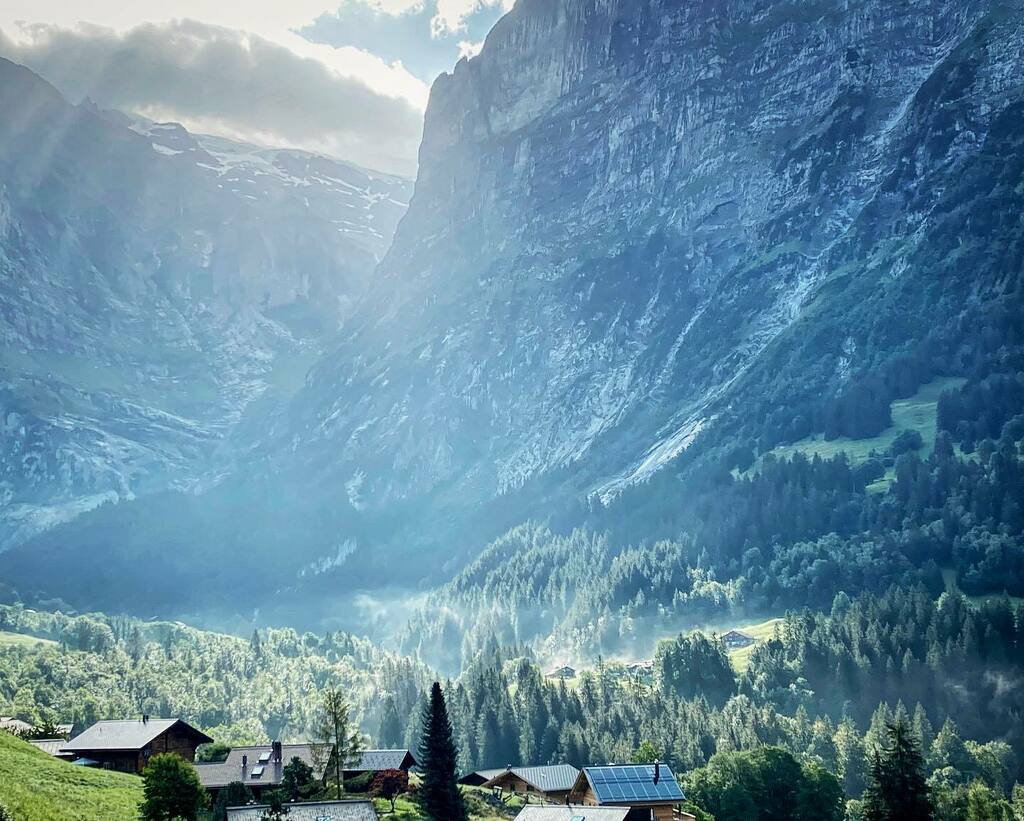 tomkrieger's tweet photo. Morning light in Heidiland...
.
#grindelwald #swissalps #natgeotravel #beautifulnature #alps #coloursofnature #exploretocreate #wanderlust #outdoors #trails #rsa_nature #zenmode #createtoexplore #wandering #naturelovers #mountainview https://t.co/SSGcCHKz6N https://t.co/v2Q6vWpoP2