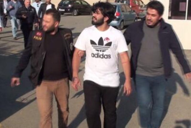 suleicinadalet's tweet photo. Soldaki, kadın cinayetlerine karşı eylem yapan kadın gözaltına alınırken...

Sağlaki, reddettiği erkek tarafından pompalı tüfekle öldürülen Helin Palandöken’in katili gözaltına alınırken... https://t.co/fTs7JFCeMq