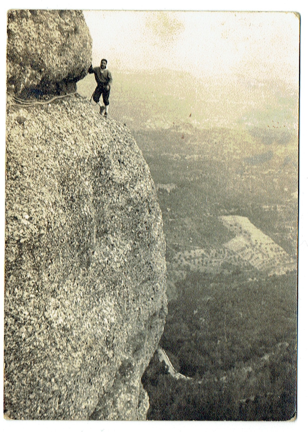 escalatroncs's tweet photo. Oberta magistralment l'any 1946 per l'Emili Navarro, la  Navarro de la Cadireta és, encara avui, una via per graduar-se amb cum laude en escalada Montserratina. Tres imatges de la 2a repetició el mateix 1946 a càrrec de Jaume Vendrell #montserrat #escaladaClassica #escalada https://t.co/FQ5EpDTlh0