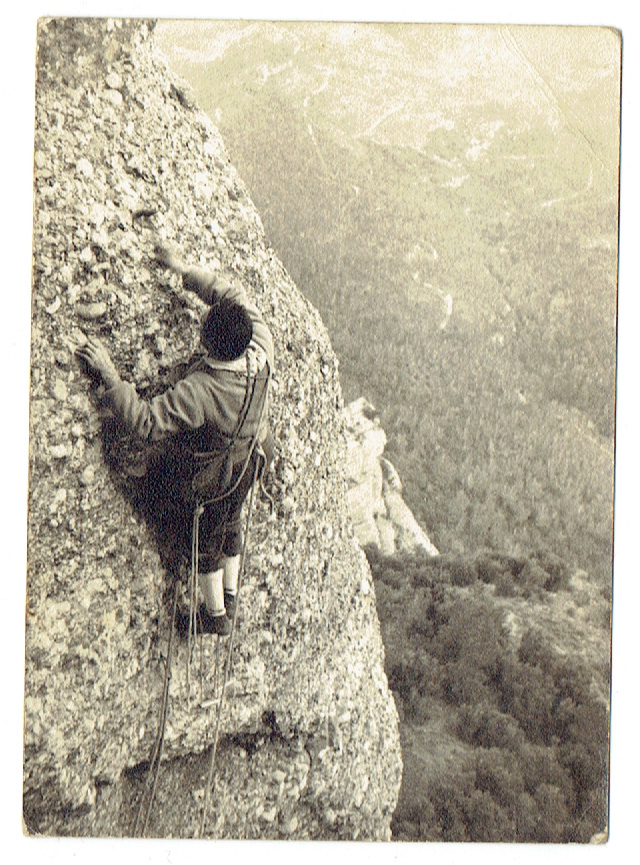 escalatroncs's tweet photo. Oberta magistralment l'any 1946 per l'Emili Navarro, la  Navarro de la Cadireta és, encara avui, una via per graduar-se amb cum laude en escalada Montserratina. Tres imatges de la 2a repetició el mateix 1946 a càrrec de Jaume Vendrell #montserrat #escaladaClassica #escalada https://t.co/FQ5EpDTlh0